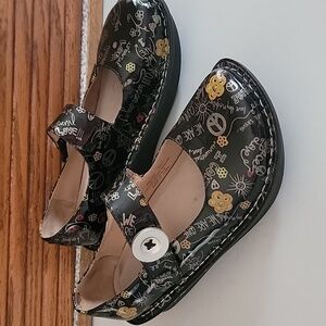 Alegria Paloma Peace and Love Sz 37 7 shoes mary jane